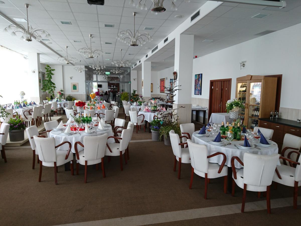 Hotel Limba Ctt Твордошин Екстер'єр фото