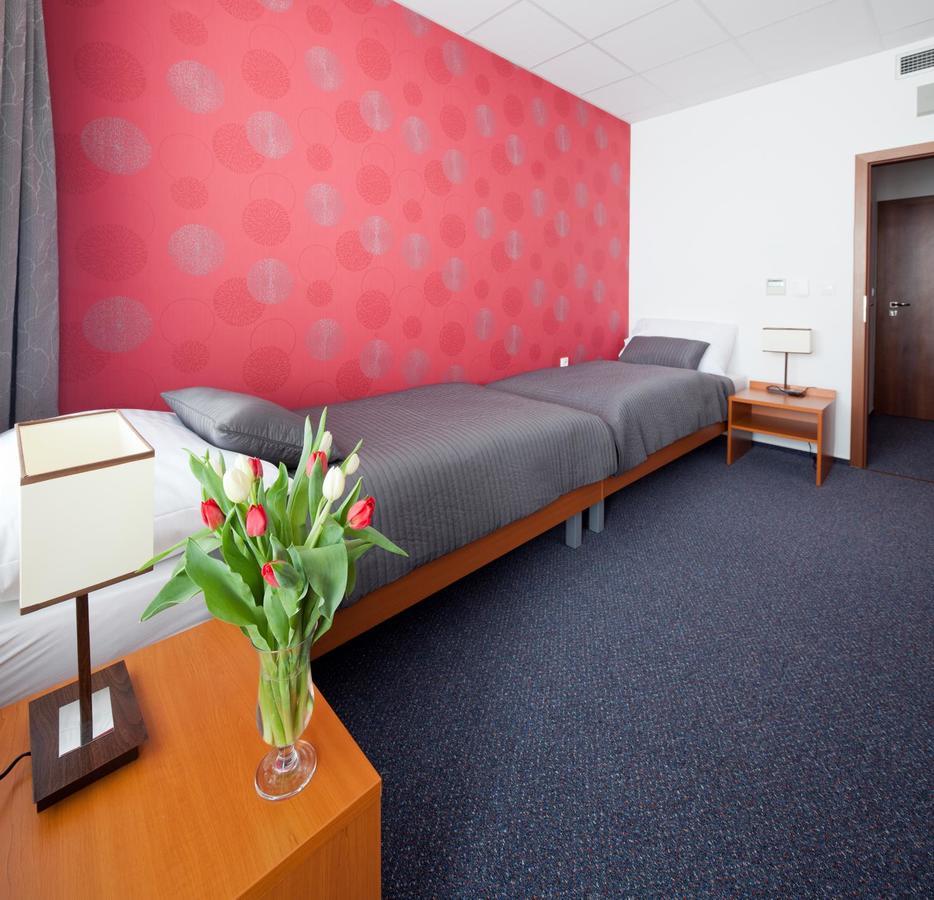 Hotel Limba Ctt Твордошин Екстер'єр фото